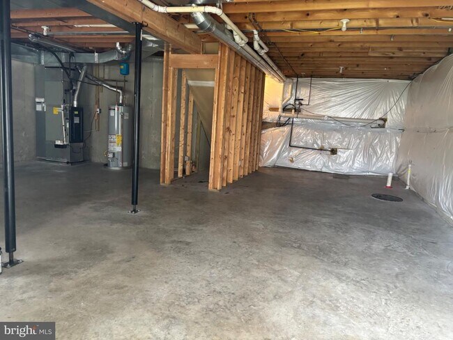 Building Photo - 2040 Stoneleigh Dr