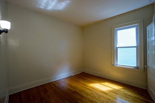 Building Photo - 3 Bedroom Apartment with Great View of Tho...
