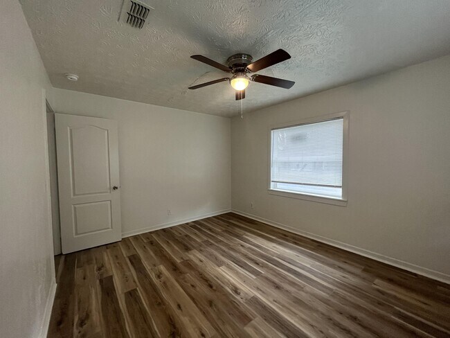 Building Photo - 2504 Danson St