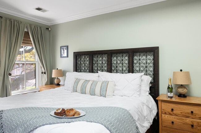 Building Photo - 56 Gadsden St