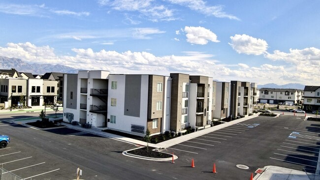 Building Photo - 1135 W 250 S