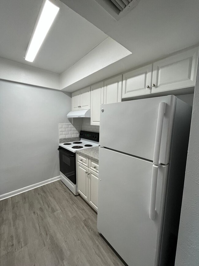 Building Photo - Lovely 1/1 in central St Pete