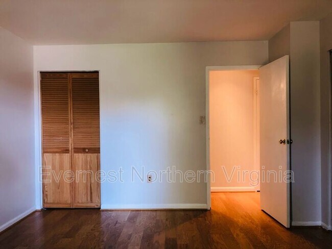 Building Photo - 9710 Kingsbridge Dr