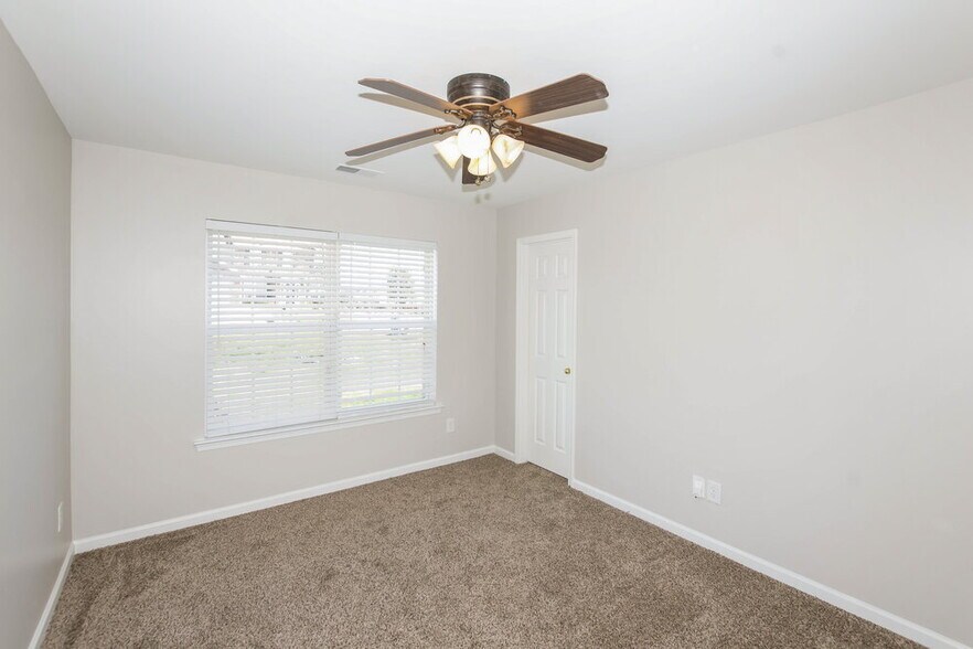 Building Photo - 3012 Deep Cove Dr NW