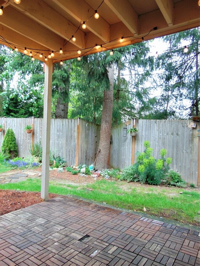Building Photo - Spacious Condo Available Now in Great Loca...