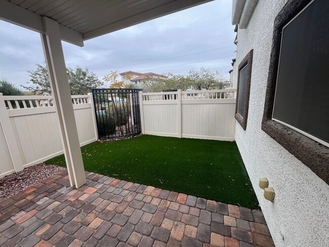 Building Photo - Beautiful 3 bedroom home