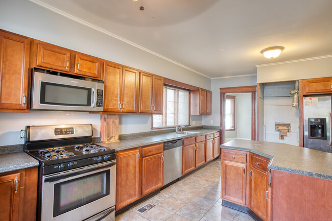 Building Photo - 226 Ledgeside Ave