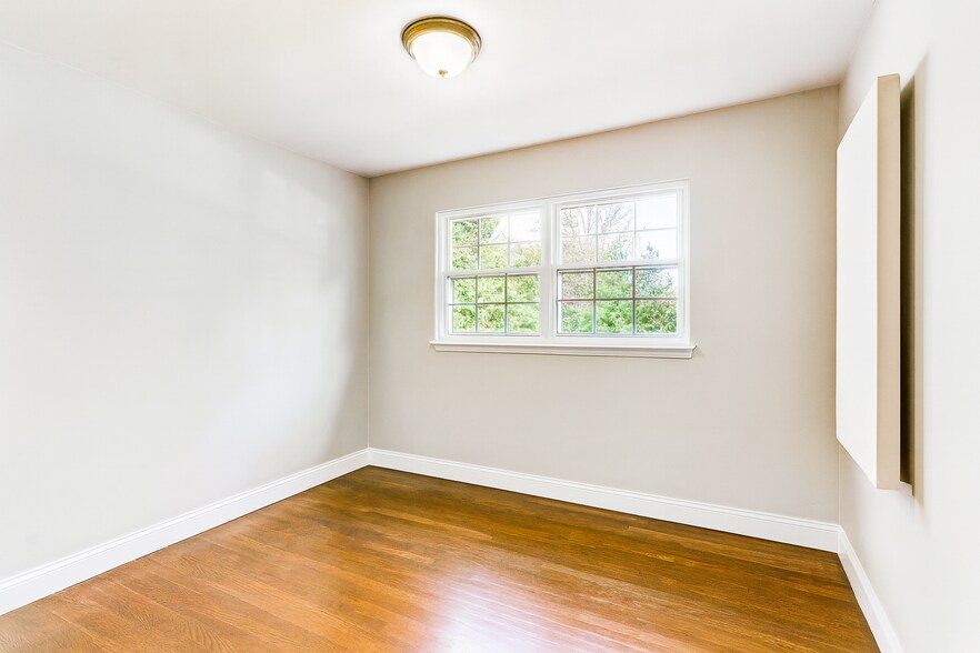Building Photo - 10 Chestnut Ridge Rd