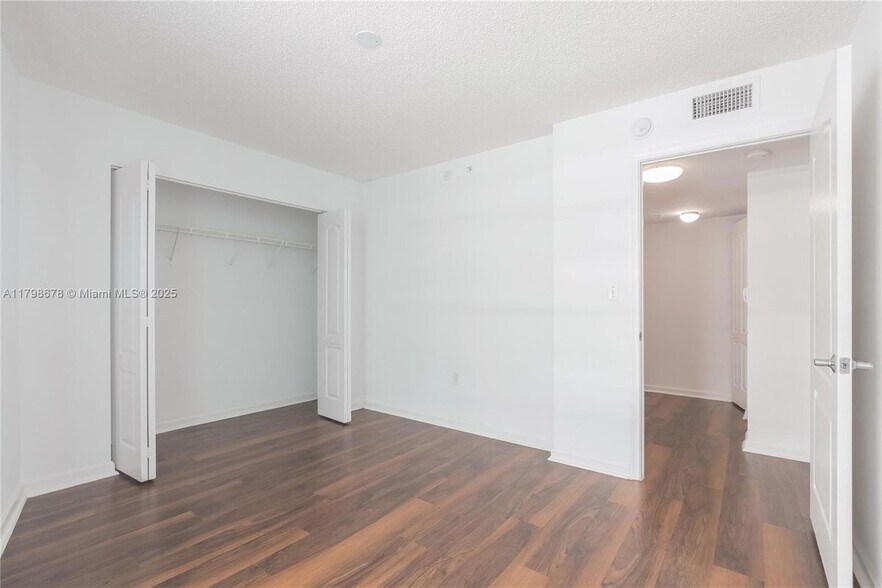 Building Photo - 1756 N Bayshore Dr