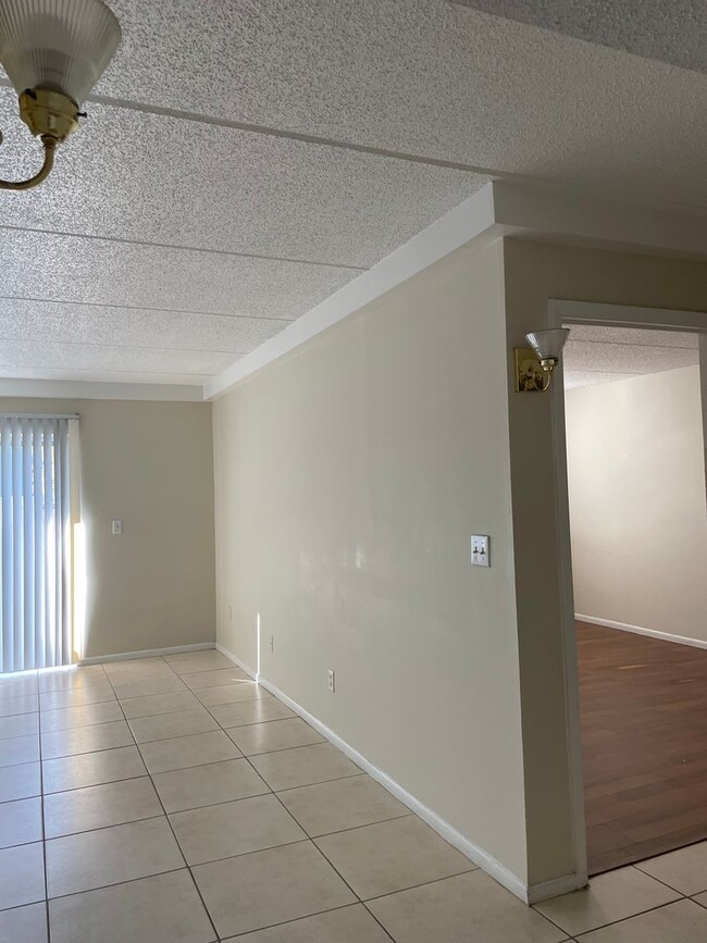 Building Photo - 1bed/1bath 1st FLOOR Condo in Somerset com...