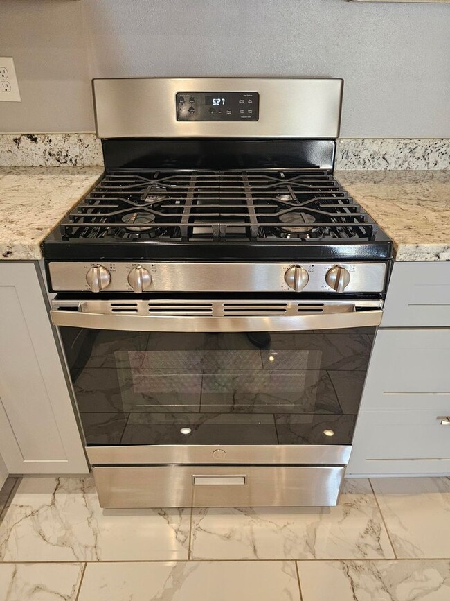 Building Photo - 4 Bedroom, 2 Bath Newly Renovated House for Lease