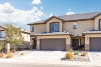 Building Photo - 3 Bedroom, 2.5 Bathroom Blackhawk Townhome