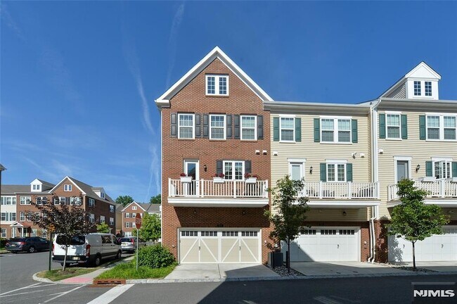 Building Photo - 104 W Ramsey Terrace
