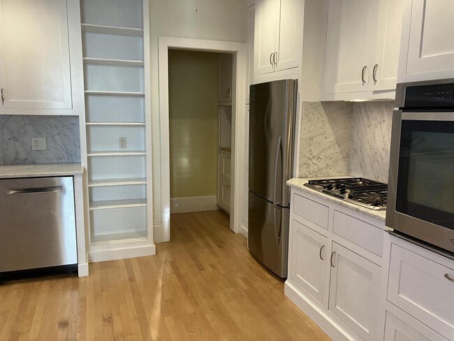 Building Photo - 322 Spring St