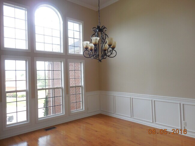 Building Photo - Lage 3 Bedroom  2 1/2 Bath Pet Friendly Home For Rent