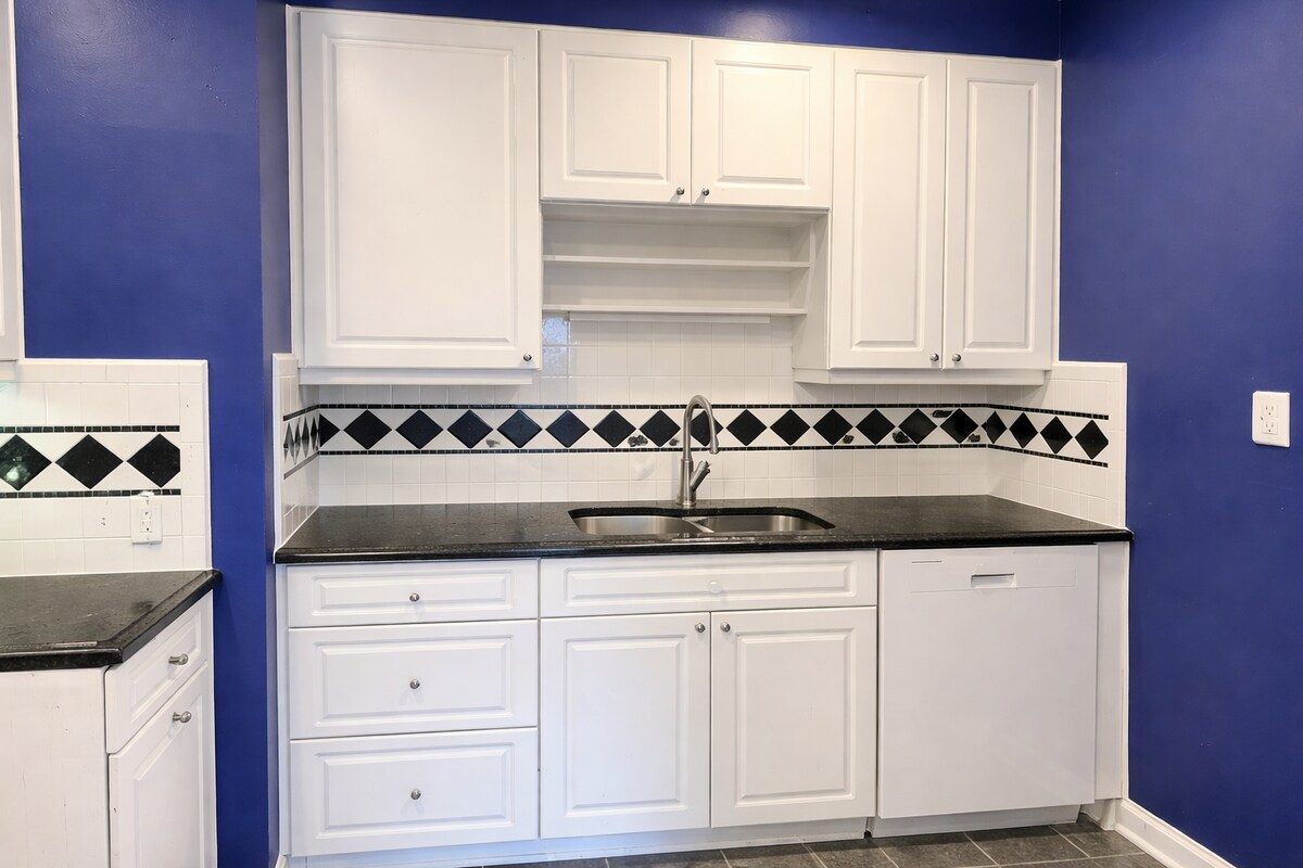 Building Photo - 2302 W Sunnyside Ave