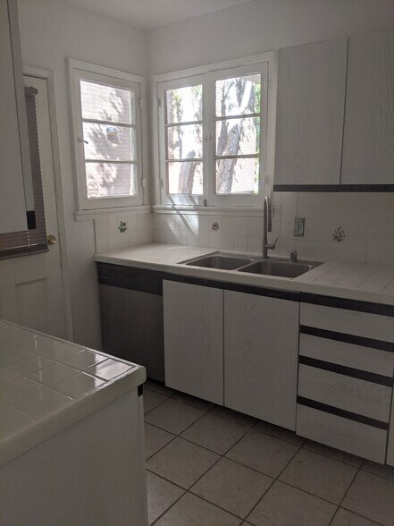 Building Photo - 451 N Oakhurst Dr