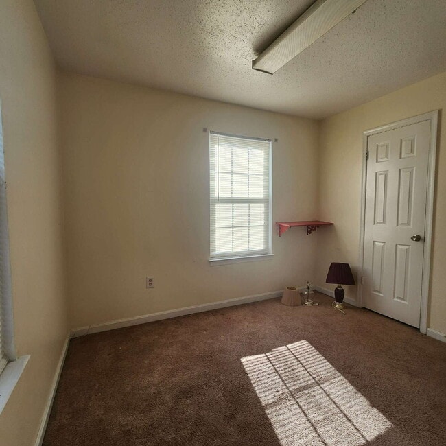 Building Photo - "Charming 3-Bed Townhouse with Finished Ba...