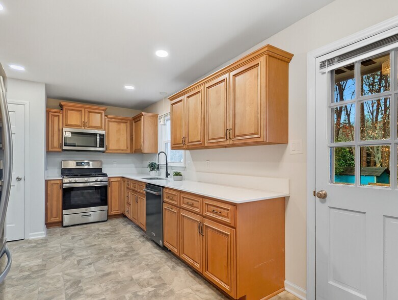 Building Photo - 1113 Yorkshire Dr