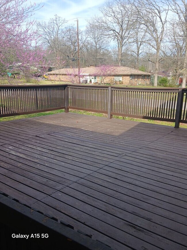 Building Photo - inviting 3-bedroom, 2-bath residence