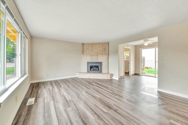 Building Photo - Savage / Ellis Duplex