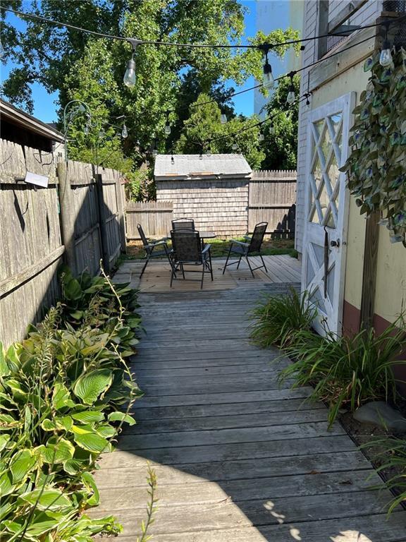Building Photo - 104 Howland Ave