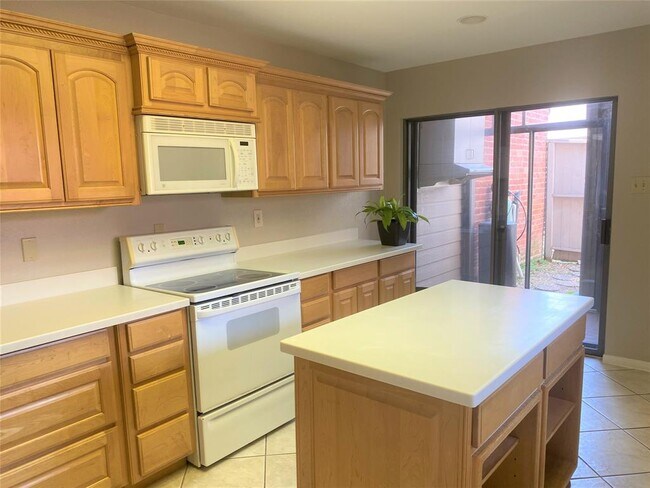 Building Photo - 7447 Cambridge St