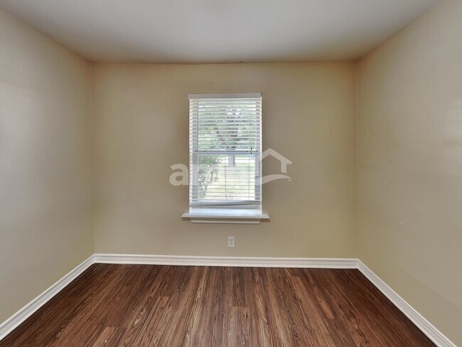 Building Photo - 102 Quail Cir