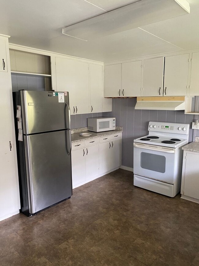 Building Photo - Pet Friendly on a Quiet Beach Lane