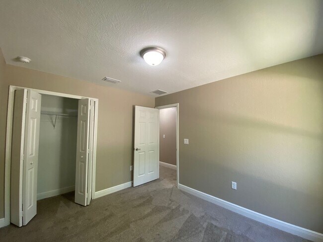 Building Photo - Desirable SW Ocala Neighborhood 4/2/2 *WON'T LAST*