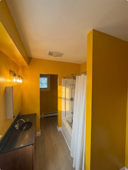 Full Bathroom w/ Double Sink - 16 Boston Ave