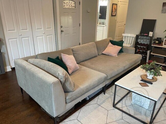 Building Photo - 1 bedroom in CHICAGO IL 60613
