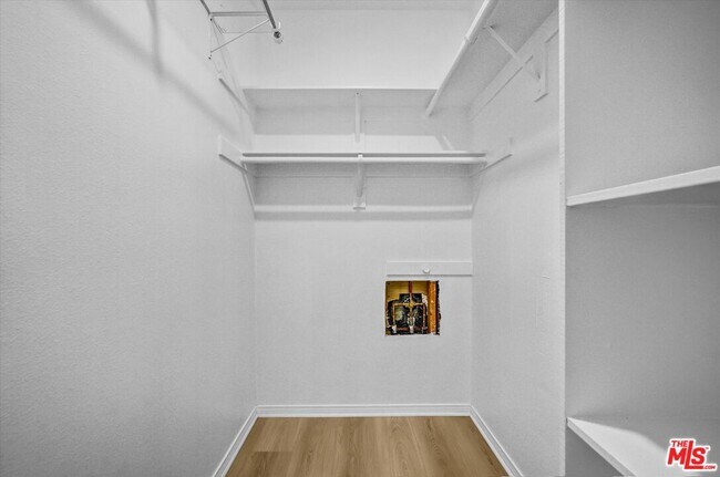 Building Photo - 2222 Beachwood Dr