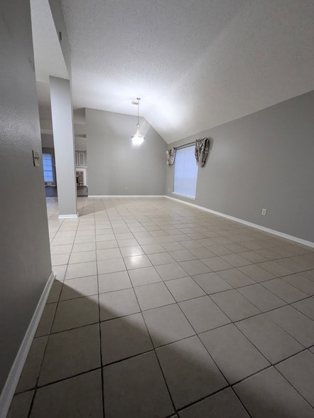 Building Photo - 827 Coral Tree Pl