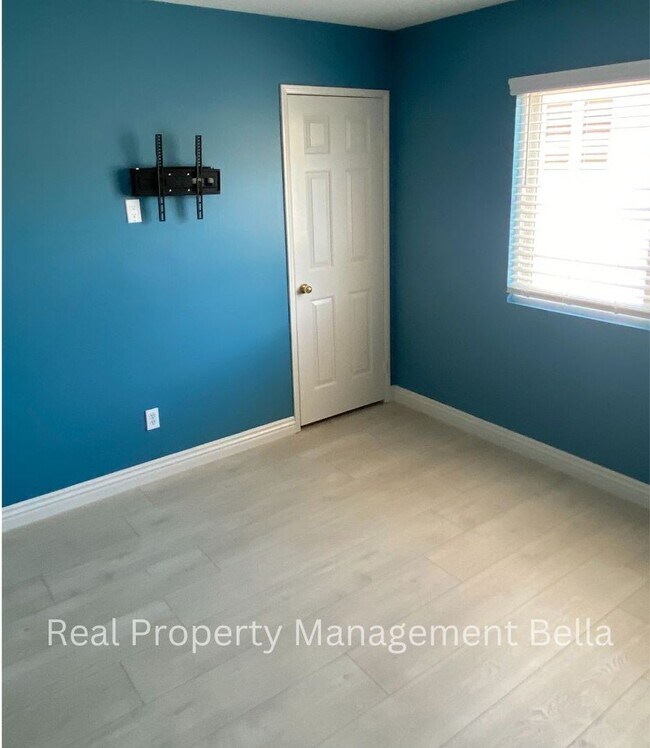 Building Photo - 25249 Silverwood Ln