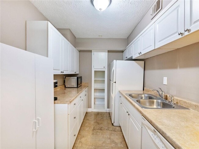 Building Photo - 115 Biscayne Dr NW