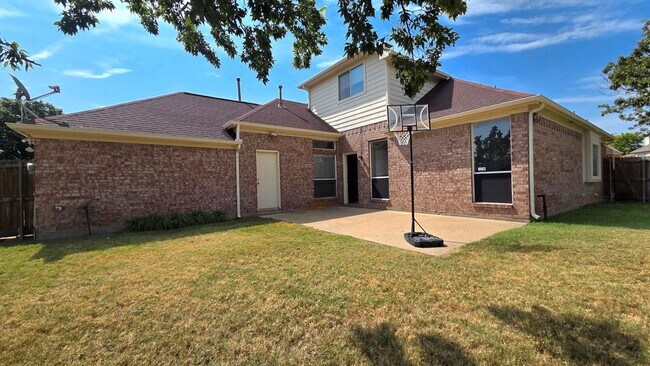 Building Photo - 4101 Pinewood Dr