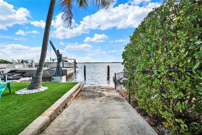 Building Photo - 69 Shoreland Dr