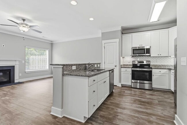 Building Photo - 730 Elmbrook Dr