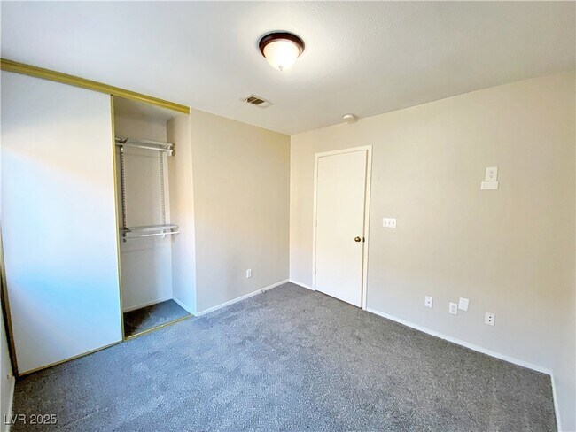 Building Photo - 1037 Cedar Pines St