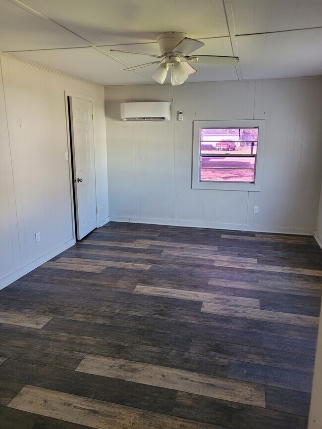 Building Photo - 109 N Suire St