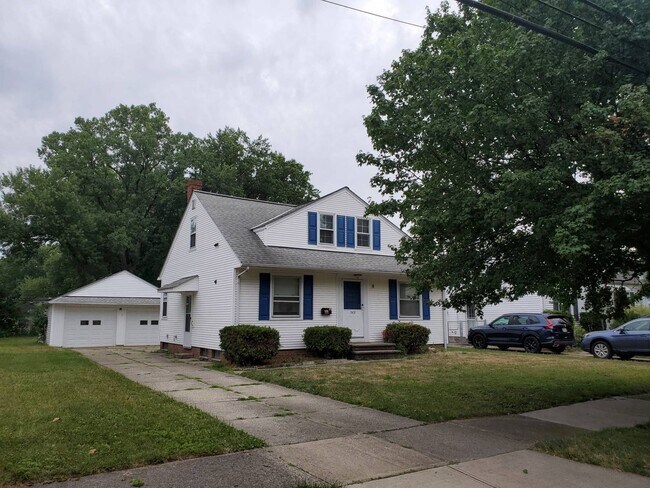 Building Photo - Charming 4-Bedroom Property in Prime Location
