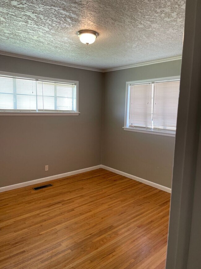 Building Photo - Beautiful 3 bedroom / 2 bath