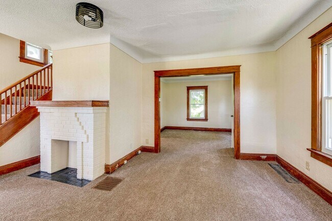 Building Photo - Cute 3 Bedroom 1 Bath House Located in Wes...