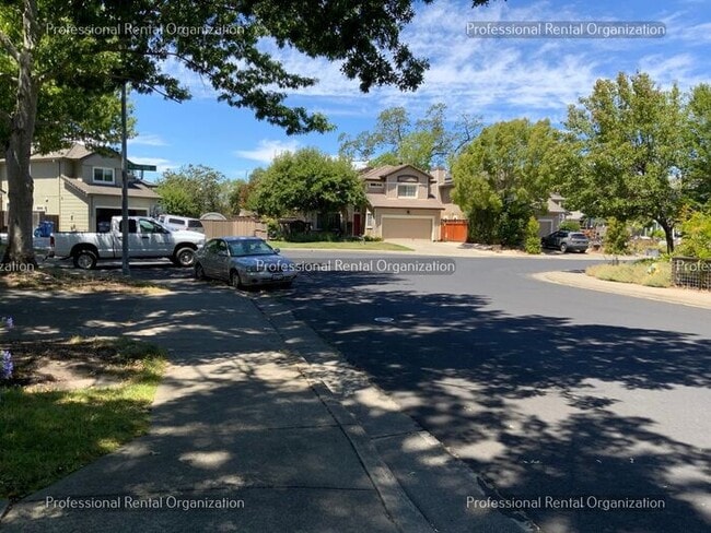 Building Photo - Beautiful Eastside 4 Bedroom, 3 Full baths in quiet neighborhood