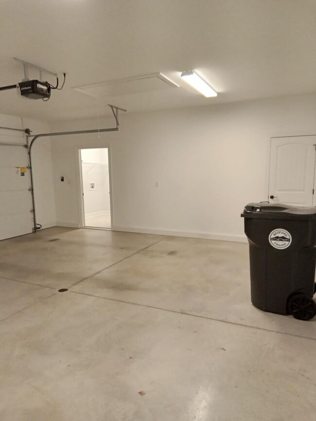 Building Photo - Patio Townhome Located 1 Block from Bedfor...