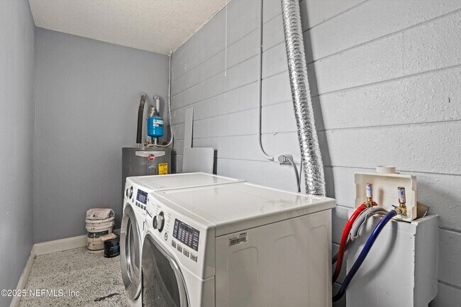 Building Photo - 2739 King Cole Dr