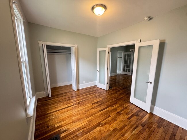 Building Photo - Large 4 bedroom home!