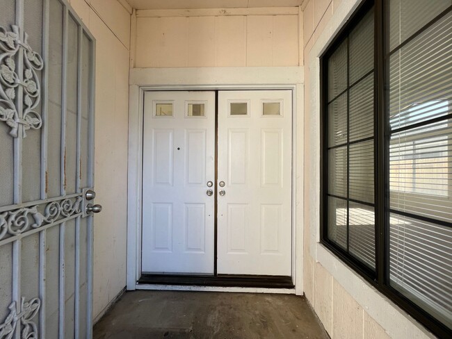 Building Photo - Newly Renovated 4 Bed, 3 Bath Home