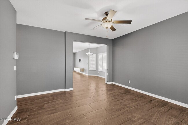 Building Photo - 320 S Manzanita Dr